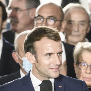 Le président de la République française Emmanuel Macron, avec l'écrivain et journaliste Martine Le Blond-Zola (arrière-petite-fille de l'écrivain Emile Zola) lors de la visite de la Maison Zola et l'inauguration du musée Dreyfus à Medan, France, le 26 octobre 2021.