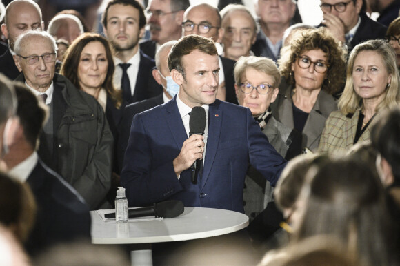 Le président de la République française Emmanuel Macron, avec l'écrivain et journaliste Martine Le Blond-Zola (arrière-petite-fille de l'écrivain Emile Zola) lors de la visite de la Maison Zola et l'inauguration du musée Dreyfus à Medan, France, le 26 octobre 2021.