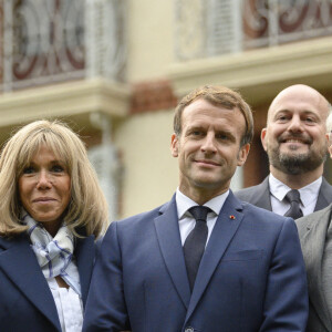 Le président de la République française Emmanuel Macron et sa femme la Premier Dame Brigitte Macron lors de la visite de la Maison Zola et l'inauguration du musée Dreyfus à Medan, France, le 26 octobre 2021.
