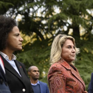 Le président de la République française Emmanuel Macron, Manuel Valls, sa femme Susana Gallardo, Karine Kauffmann, la maire de Medan et Elisabeth Moreno, ministre chargée de l'Égalité entre les femmes et les hommes, de la Diversité et de l'Egalite des chances lors de la visite de la Maison Zola et l'inauguration du musée Dreyfus à Medan, France, le 26 octobre 2021.