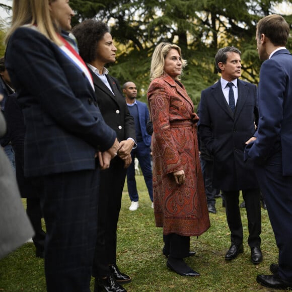 Le président de la République française Emmanuel Macron, Manuel Valls, sa femme Susana Gallardo, Karine Kauffmann, la maire de Medan et Elisabeth Moreno, ministre chargée de l'Égalité entre les femmes et les hommes, de la Diversité et de l'Egalite des chances lors de la visite de la Maison Zola et l'inauguration du musée Dreyfus à Medan, France, le 26 octobre 2021.
