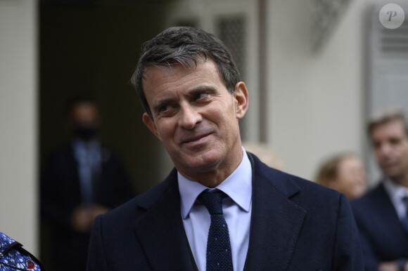 Manuel Valls lors de la visite de la Maison Zola et l'inauguration du musée Dreyfus à Medan, France, le 26 octobre 2021.