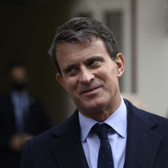 Manuel Valls lors de la visite de la Maison Zola et l'inauguration du musée Dreyfus à Medan, France, le 26 octobre 2021.