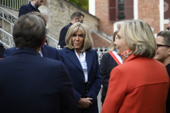 La Premier Dame Brigitte Macron lors de la visite de la Maison Zola et l'inauguration du musée Dreyfus à Medan, France, le 26 octobre 2021.