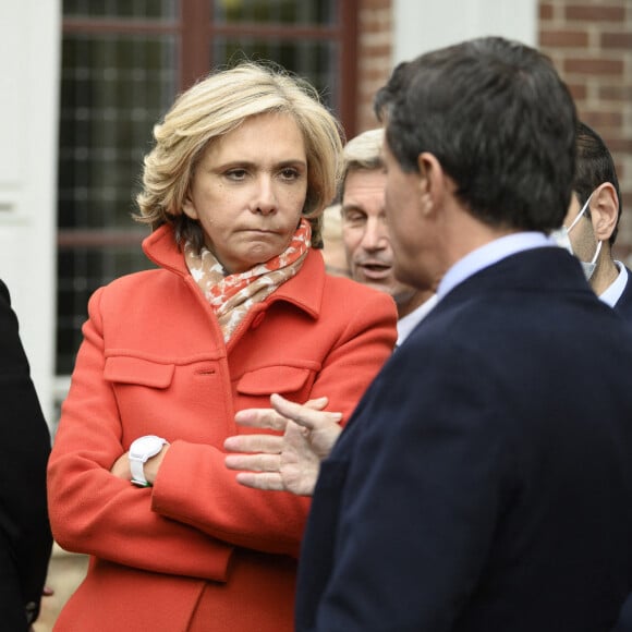 Valérie Pécresse, présidente de la région Île-de-France et candidate à l'investiture des Républicains pour la présidentielle et Manuel Valls lors de la visite de la Maison Zola et l'inauguration du musée Dreyfus à Medan, France, le 26 octobre 2021.