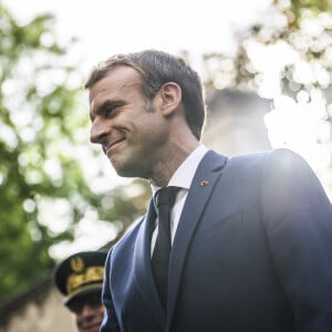 Le président de la République française Emmanuel Macron lors de la visite de la Maison Zola et l'inauguration du musée Dreyfus à Medan, France, le 26 octobre 2021.