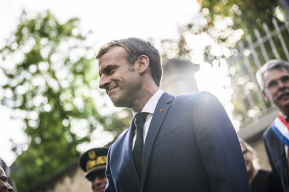 Le président de la République française Emmanuel Macron lors de la visite de la Maison Zola et l'inauguration du musée Dreyfus à Medan, France, le 26 octobre 2021.