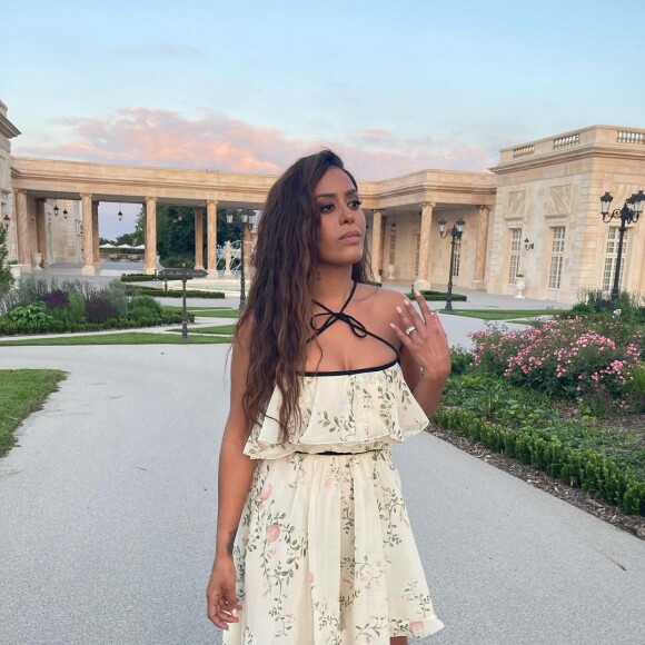 Amel Bent : Critiquée à l'école de ses filles, comment elle leur apprend à se défendre contre les mauvaises langues.