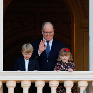 Le prince Albert II de Monaco et ses enfants le prince héréditaire Jacques et la princesse Gabriella - Le prince Albert II de Monaco et ses enfants assistent depuis le balcon du palais à la célébration de la Fête Dieu à Monaco le 3 juin 2021. © Claudia Albuquerque / Bestimage