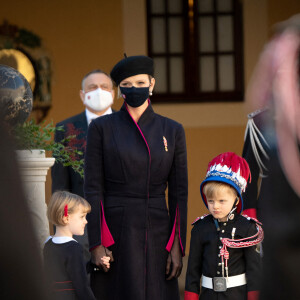 La princesse Charlène de Monaco, la princesse Gabriella de Monaco, comtesse de Carladès, le prince Jacques de Monaco, marquis des Baux - La famille princière assiste à une cérémonie de remise de médaille dans la cours du Palais de Monaco lors de la Fête Nationale 2020 de la principauté de Monaco le 19 novembre 2020. © David Nivière / Pool / Bestimage