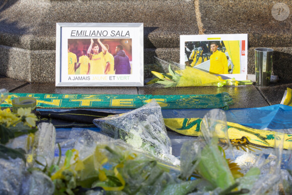 Les supporters de Nantes rendent hommage à Emiliano Sala, le footballeur disparu lors d'un vol entre Nantes et Cardiff le 23 janvier 2019 © Laetitia Notarianni / Bestimage