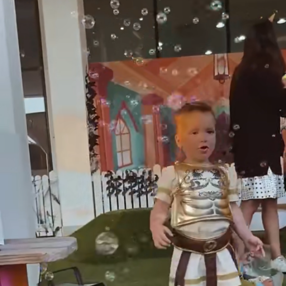 Milann, fils de Nabilla et Thomas Vergara, déguisé en Jules César.