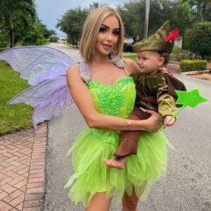 Nabilla et son fils Milann déguisés en Fée Clochette et Peter Pan pour Halloween 2020.