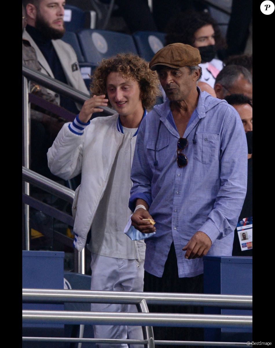 Yannick Noah et son fils Joalukas - People en tribunes du match de football en ligue 1 Uber Eats : Le PSG (Paris Saint-Germain) remporte la victoire 2-1 contre Lyon au Parc des Princes à Paris le 19 septembre 2021.