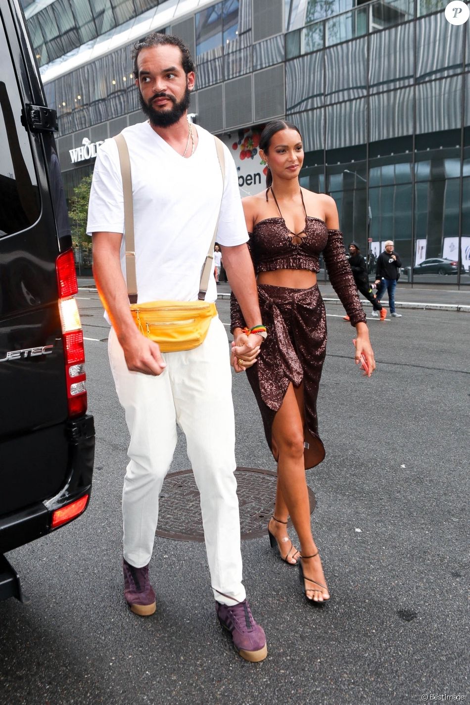Lais Ribeiro et son fiancé Joaquim Noah arrive à la soirée Revolve