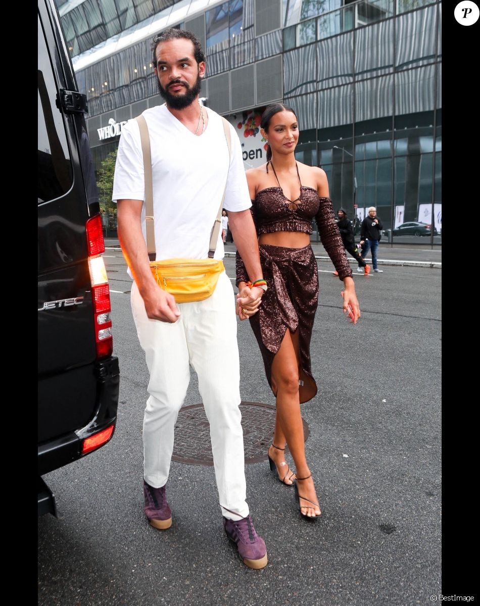 Lais Ribeiro et son fiancé Joaquim Noah arrive à la soirée "Revolve Party" lors de la New York Fashion Week (NYFW), le 9 septembre 2021.