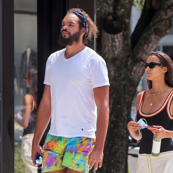 Exclusif - Joakim Noah et sa fiancée Lais Ribeiro se baladent à Miami, Floride, Etats-Unis, le 19 avril 2021.