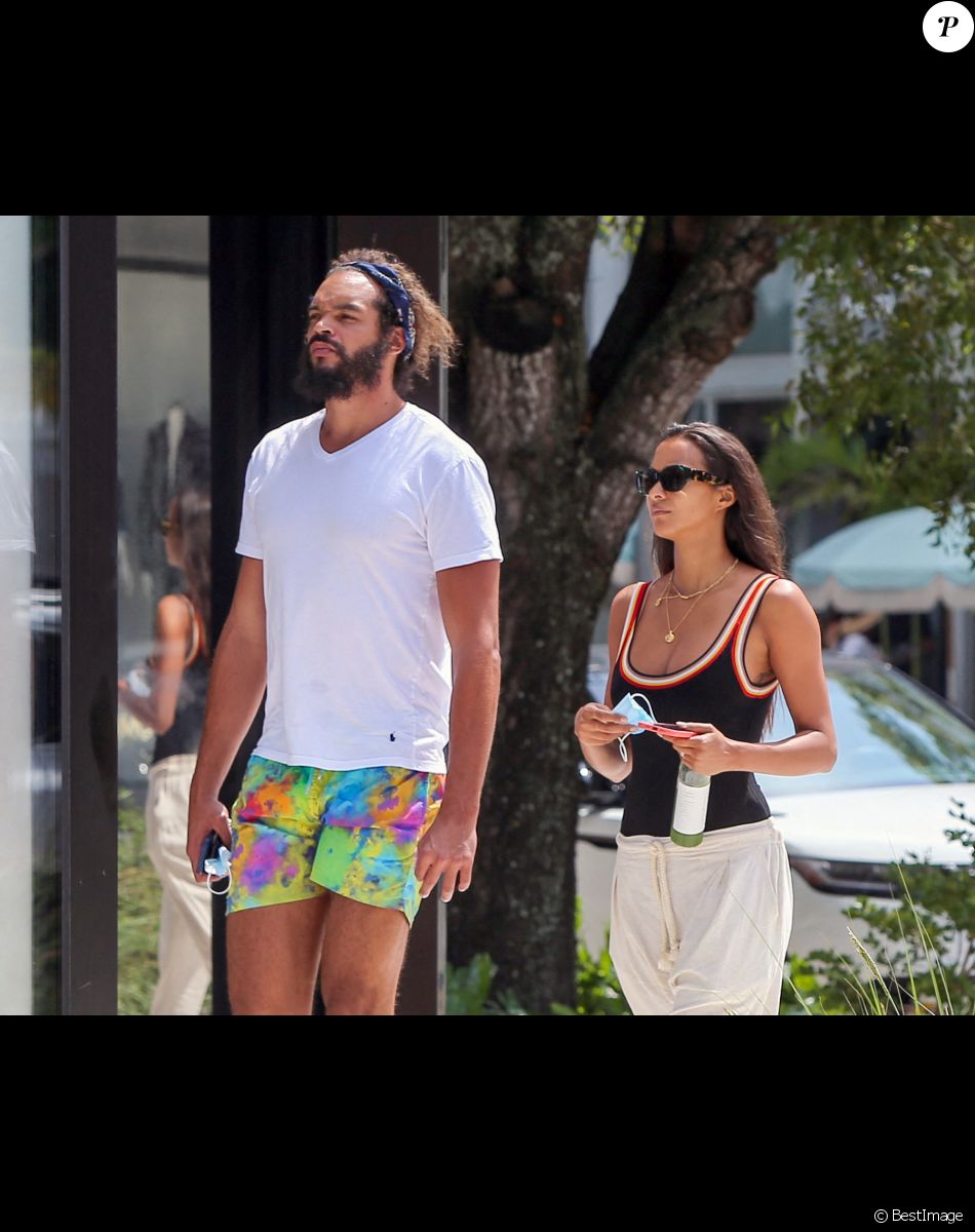Exclusif - Joakim Noah et sa fiancée Lais Ribeiro se baladent à Miami, Floride, Etats-Unis, le 19 avril 2021.
