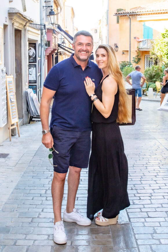 Arnaud Ducret et sa femme Claire Francisci-Ducret se promènent rue des Remparts dans le quartier de La Ponche à Saint-Tropez, Côte d'Azur, France, le 22 août 2021. © Jack Tribeca/Bestimage 