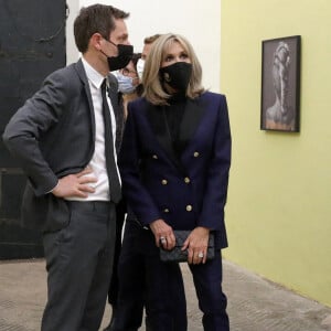 Le président de la République française et sa femme la Première dame, Brigitte Macron visitent une exposition de la photographe française N.Lesueur à la Villa Medicis Académie française de Rome, Italie, le 29 octobre 2021, à la veille d'un sommet du G20. En présence du directeur de la Villa Médicis, Sam Stourdze. © Stéphane Lemouton/Bestimage