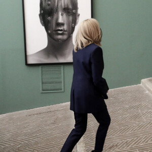 Le président de la République française et sa femme la Première dame, Brigitte Macron visitent une exposition de la photographe française N.Lesueur à la Villa Medicis Académie française de Rome, Italie, le 29 octobre 2021, à la veille d'un sommet du G20. © Stéphane Lemouton/Bestimage