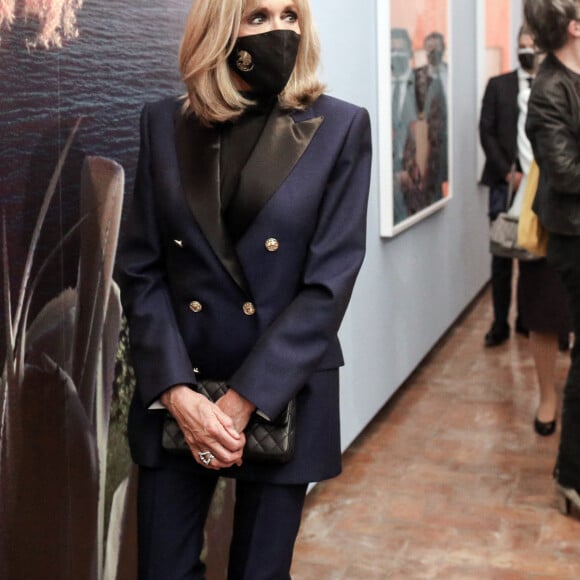 Le président de la République française, Emmanuel Macron et sa femme la Première dame, Brigitte Macron visitent une exposition de la photographe française Natacha Lesueur à la Villa Medicis Académie française de Rome, Italie, le 29 octobre 2021, à la veille d'un sommet du G20. © Stéphane Lemouton/Bestimage