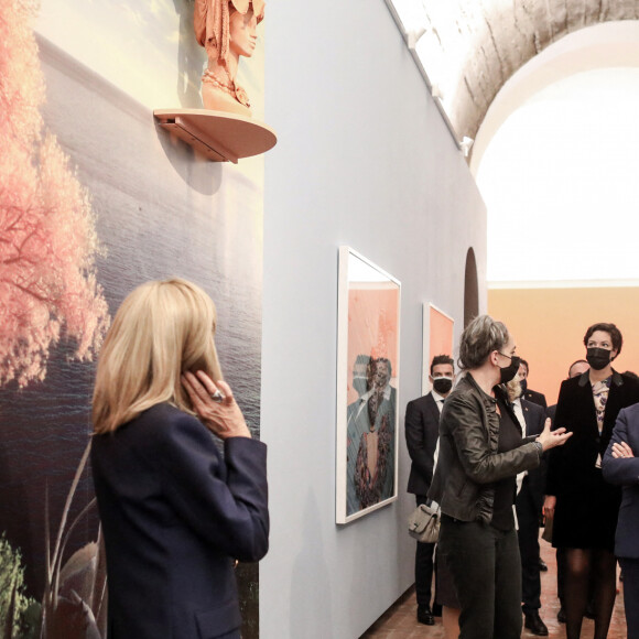 Le président de la République française, Emmanuel Macron et sa femme la Première dame, Brigitte Macron visitent une exposition de la photographe française Natacha Lesueur à la Villa Medicis Académie française de Rome, Italie, le 29 octobre 2021, à la veille d'un sommet du G20. © Stéphane Lemouton/Bestimage