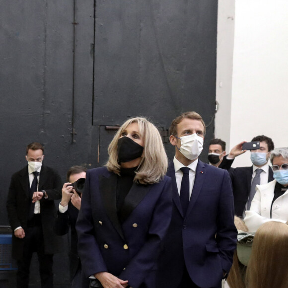 Le président de la République française, Emmanuel Macron et sa femme la Première dame, Brigitte Macron visitent une exposition de la photographe française N.Lesueur à la Villa Medicis Académie française de Rome, Italie, le 29 octobre 2021, à la veille d'un sommet du G20. © Stéphane Lemouton/Bestimage