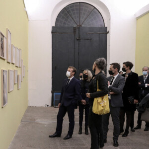 Le président de la République française, Emmanuel Macron et sa femme la Première dame, Brigitte Macron visitent une exposition de la photographe française Natacha Lesueur à la Villa Medicis Académie française de Rome, Italie, le 29 octobre 2021, à la veille d'un sommet du G20. En présence du directeur de la Villa Médicis, Sam Stourdze. © Stéphane Lemouton/Bestimage