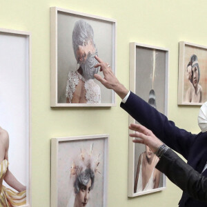 Le président de la République française, Emmanuel Macron et sa femme la Première dame, visitent une exposition de la photographe française Natacha Lesueur à la Villa Medicis Académie française de Rome, Italie, le 29 octobre 2021, à la veille d'un sommet du G20. © Stéphane Lemouton/Bestimage