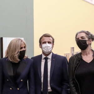 Le président de la République française, Emmanuel Macron et sa femme la Première dame, Brigitte Macron visitent une exposition de la photographe française Natacha Lesueur à la Villa Medicis Académie française de Rome, Italie, le 29 octobre 2021, à la veille d'un sommet du G20. En présence du directeur de la Villa Médicis, Sam Stourdze. © Stéphane Lemouton/Bestimage