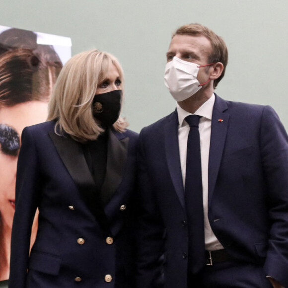 Le président de la République française, Emmanuel Macron et sa femme la Première dame, Brigitte Macron visitent une exposition de la photographe française N.Lesueur à la Villa Medicis Académie française de Rome, à la veille d'un sommet du G20. © Stéphane Lemouton/Bestimage