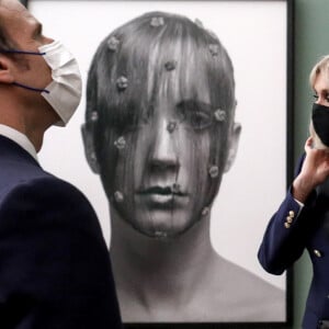 Le président de la République française, Emmanuel Macron et sa femme la Première dame, Brigitte Macron visitent une exposition de la photographe française N.Lesueur à la Villa Medicis Académie française de Rome, Italie, le 29 octobre 2021, à la veille d'un sommet du G20. © Stéphane Lemouton/Bestimage