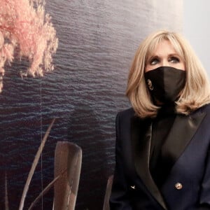 Le président de la République française et sa femme la Première dame, Brigitte Macron visitent une exposition de la photographe française N.Lesueur à la Villa Medicis Académie française de Rome, Italie, le 29 octobre 2021, à la veille d'un sommet du G20. © Stéphane Lemouton/Bestimage