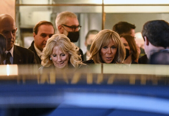 La Première Dame de France Brigitte Macron et la Première Dame des États-Unis Jill Biden, à la sortie du restaurant Il Marchese de la Via di Ripetta à Rome, Italie, le 29 octobre 2021. © ANSA/Zuma Press/Bestimage