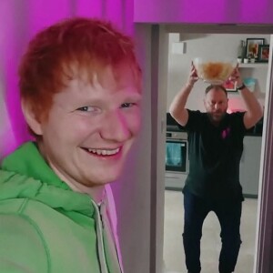 Ed Sheeran, testé positif à la Covid-19, présente les 14 titres de son nouvel album "Equals" sur Youtube. Londres. Le 27 octobre 2021.