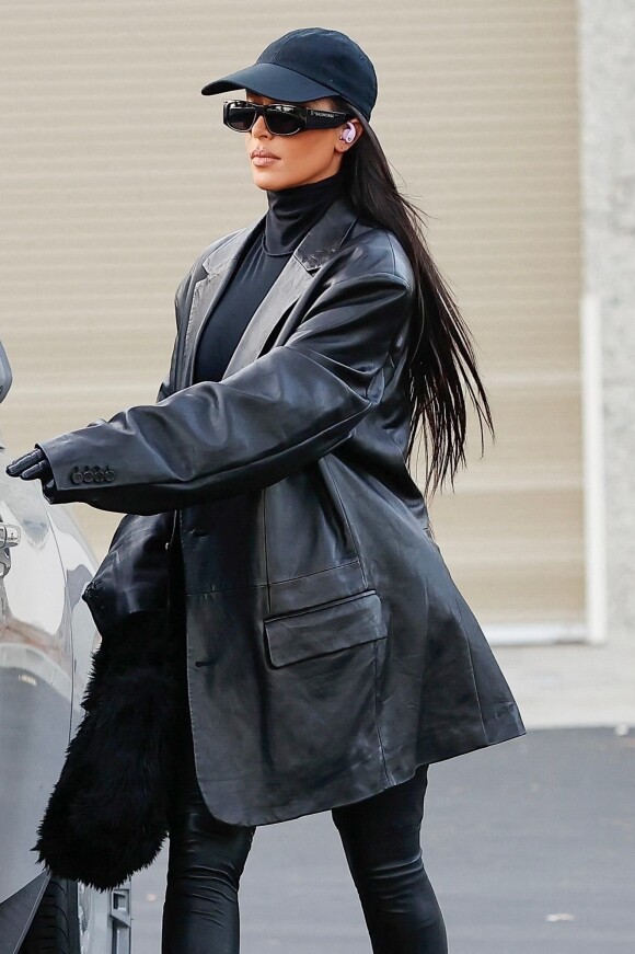 Exclusif - Kim Kardashian quitte un immeuble de bureaux puis monte dans sa Rolls-Royce à Calabasas le 20 octobre 2021.