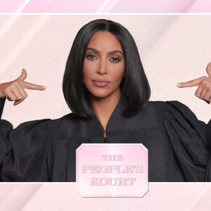 Kim Kardashian se moque de sa soeur Kourtney et de son petit ami Travis Barker dans le sketch "People's Kourt" du Saturday Night Live. Le 9 octobre 2021