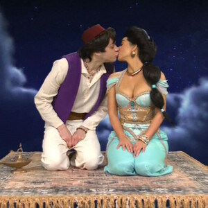 Kim Kardashian, Pete Davidson - Kim Kardashian embrasse Pete Davidson dans un sketch d'Aladdin lors de l'émission "Saturday Night Live". Kim s'est également moquée de sa famille dans d'autres sketchs. Sa mère Kris Jenner et sa soeur Khloe Kardashian l'ont rejointe dans deux sketchs. le 9 octobre 2021
