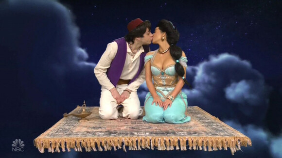 Kim Kardashian, Pete Davidson - Kim Kardashian embrasse Pete Davidson dans un sketch d'Aladdin lors de l'émission "Saturday Night Live". Kim s'est également moquée de sa famille dans d'autres sketchs. Sa mère Kris Jenner et sa soeur Khloe Kardashian l'ont rejointe dans deux sketchs. le 9 octobre 2021