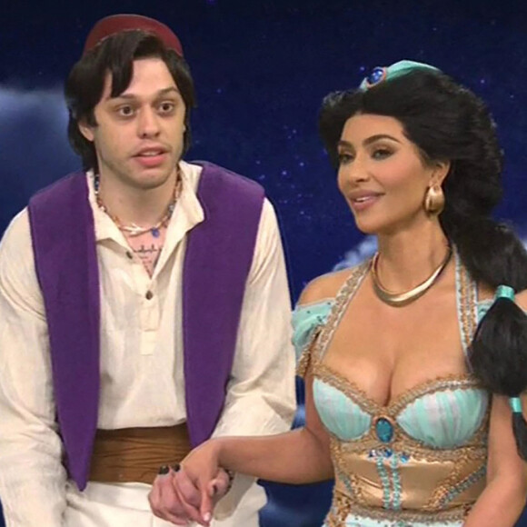 Kim Kardashian, Pete Davidson - Kim Kardashian embrasse Pete Davidson dans un sketch d'Aladdin lors de l'émission "Saturday Night Live". Kim s'est également moquée de sa famille dans d'autres sketchs. Sa mère Kris Jenner et sa soeur Khloe Kardashian l'ont rejointe dans deux sketchs.