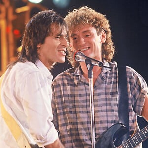 Jean-Jacques Goldman et Michael Jones en concert en 1987.