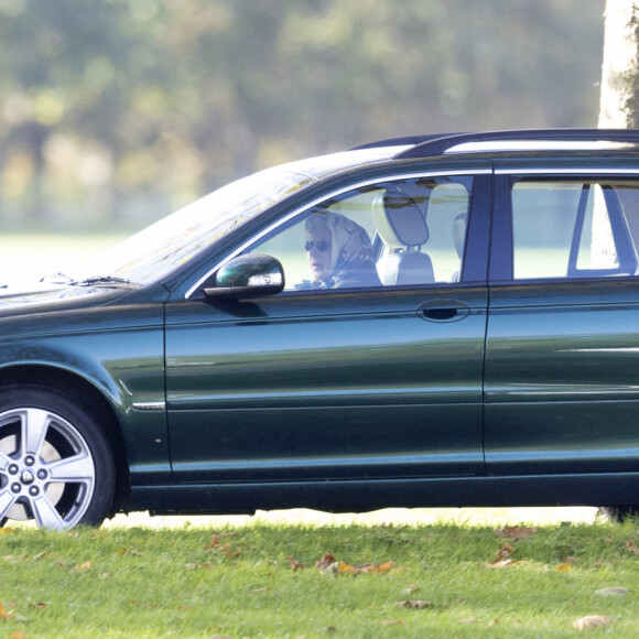 La reine Elisabeth II d'Angleterre conduit seule sa Jaguar break dans les jardins du chateau de Windsor le 1er novembre 2021.