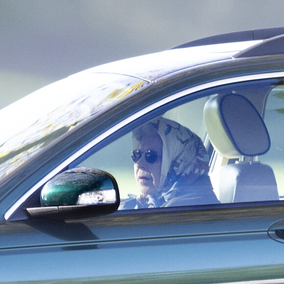 La reine Elisabeth II d'Angleterre conduit seule sa Jaguar break dans les jardins du chateau de Windsor le 1er novembre 2021.