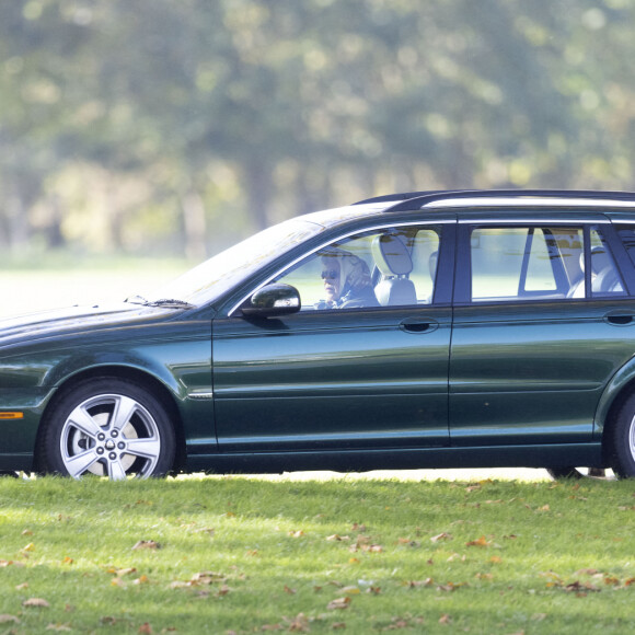 La reine Elisabeth II d'Angleterre conduit seule sa Jaguar break dans les jardins du chateau de Windsor le 1er novembre 2021. La reine Elizabeth II, mise au repos pour au moins deux semaines supplémentaires par ses médecins, est «en très bonne forme», a affirmé son premier ministre B.Johnson en marge du sommet du G20 à Rome dans une interview samedi 