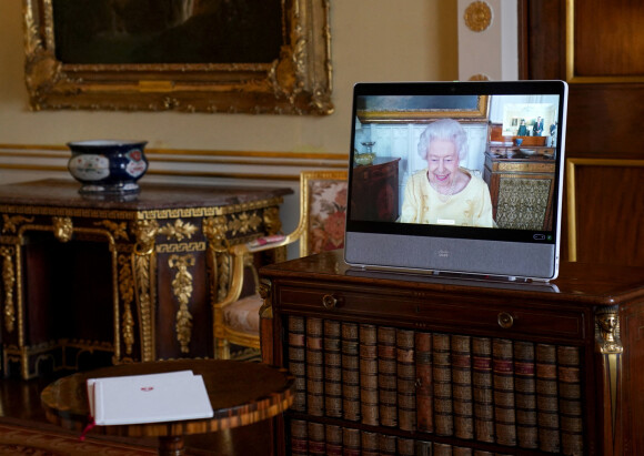 La reine Elizabeth de retour aux affaires royales à Windsor après sa brève hospitalisation à l'occasion d'une visioconférence avec le palais de Buckingham, le 26 octobre 2021.
