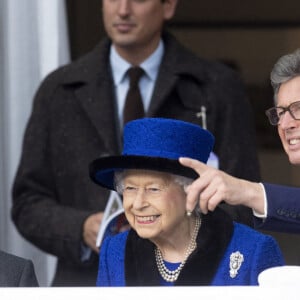 Willie Carson, la reine Elisabeth II d'Angleterre et John Warren lors des Champions Day à Ascot. Le 16 octobre 2021