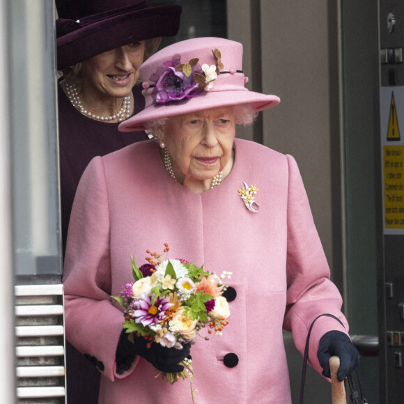 La reine Elisabeth II d'Angleterre assiste à la cérémonie d'ouverture de la sixième session du Senedd à Cardiff.