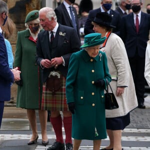 La reine Elisabeth II d'Angleterre, le prince Charles, prince de Galles, et Camilla Parker Bowles, duchesse de Cornouailles, arrivent au Parlement écossais à Edimbourg, Ecosse, Royaume Uni, le 2 octobre 2021.