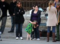 Suri Cruise, La princesse aux hauts talons sur le tournage de son papa... surveillée par sa soeur Isabella !